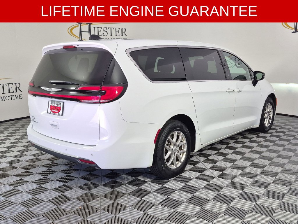 Used 2025 Chrysler Pacifica Select FWD image 4