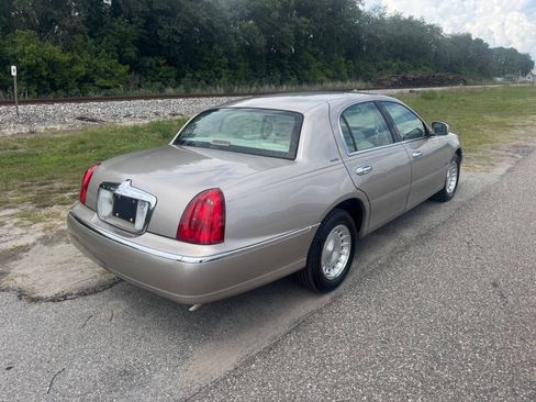 Used 1999 Lincoln Town Car Executive RWD image 5
