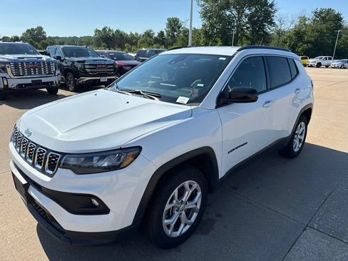 Used 2024 Jeep Compass Latitude AWD/4WD image 7