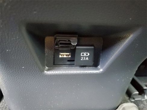 Used 2022 Toyota Venza LE image 12