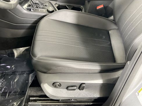 Used 2023 Volkswagen Tiguan SE image 18