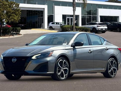Used 2023 Nissan Altima 2.5 SR w/ SR Premium Package FWD image 7