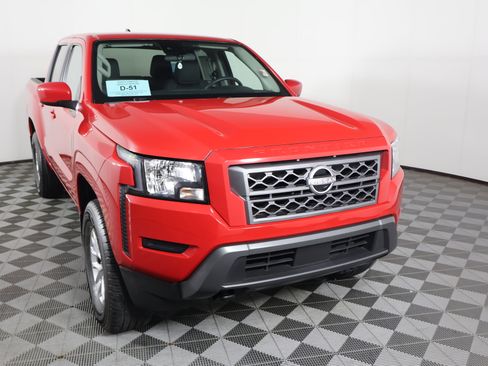 Used 2024 Nissan Frontier SV image 3