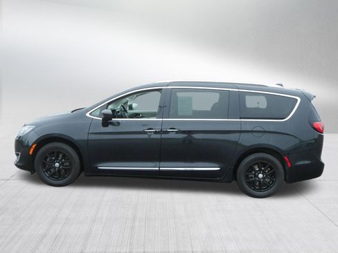 Used 2020 Chrysler Pacifica Touring-L FWD image 4