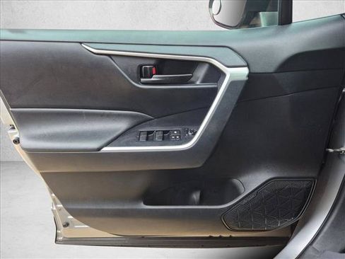 Used 2020 Toyota RAV4 LE FWD image 13