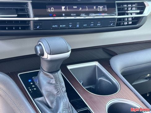 Certified 2021 Toyota Sienna XLE FWD image 30