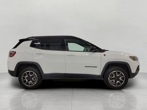 Used 2025 Jeep Compass Trailhawk AWD/4WD image 11