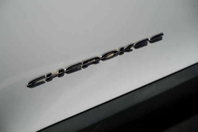 Used 2019 Jeep Cherokee Latitude Plus w/ Cold Weather Group AWD/4WD image 11