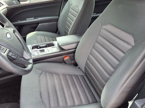 Used 2018 Ford Fusion SE w/ Fusion SE Technology Package FWD image 3