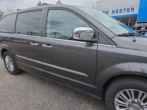 Used 2016 Chrysler Town & Country Touring-L FWD image 27