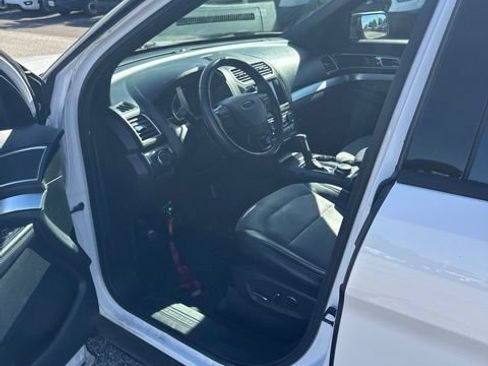 Used 2017 Ford Explorer XLT w/ Equipment Group 202A AWD/4WD image 24