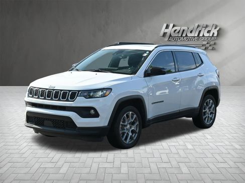 Used 2024 Jeep Compass Latitude w/ Sun and Sound Group AWD/4WD image 5