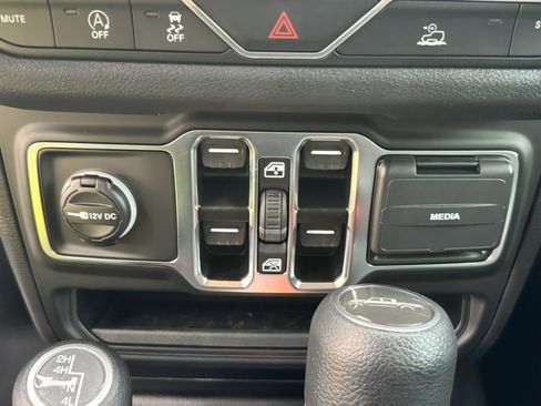 New 2025 Jeep Gladiator Sport image 25