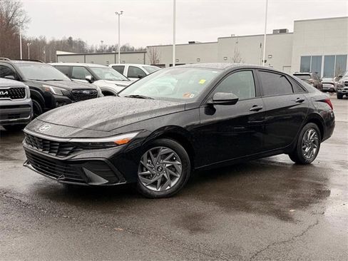 Used 2024 Hyundai Elantra SEL image 2