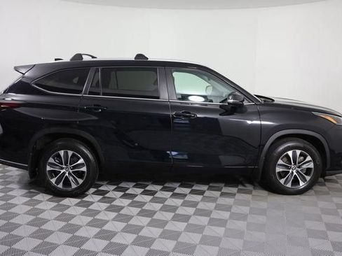 Used 2024 Toyota Highlander XLE AWD/4WD image 9