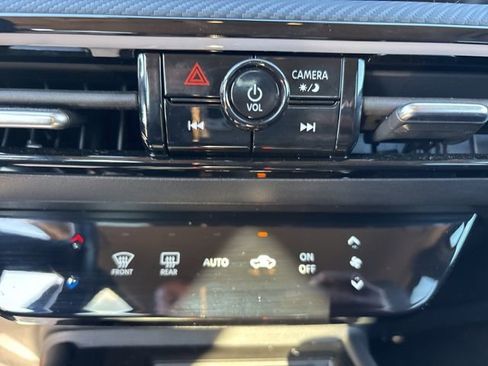 Certified 2025 Nissan Kicks SR image 17