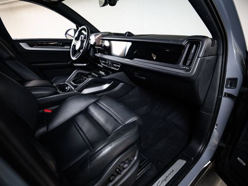 Certified 2024 Porsche Cayenne Coupe AWD/4WD image 28