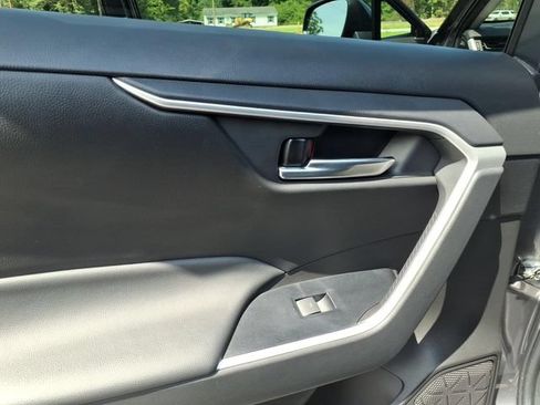 Used 2022 Toyota RAV4 XLE FWD image 6