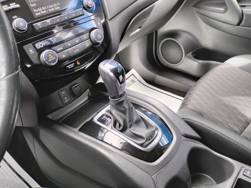 Used 2017 Nissan Rogue SV w/ Midnight Edition Package image 13