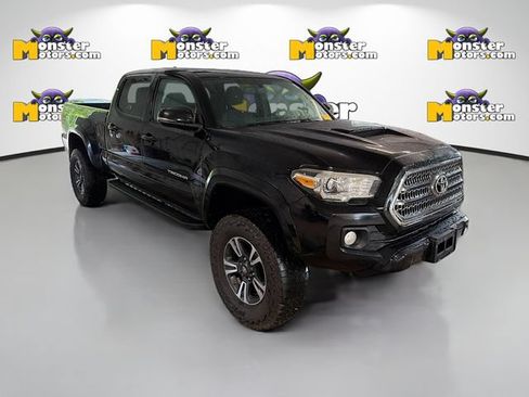 Used 2017 Toyota Tacoma TRD Sport AWD/4WD image 3