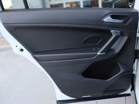 Used 2020 Volkswagen Tiguan SE w/ Panoramic Sunroof Package image 40