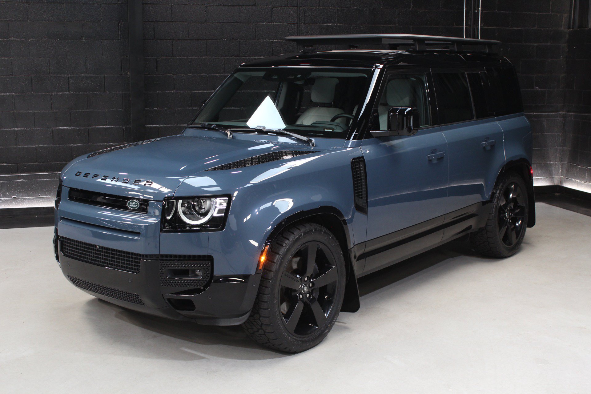 Used 2025 Land Rover Defender 110 X-Dynamic SE AWD/4WD image 3