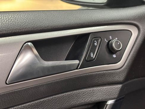 Used 2016 Volkswagen e-Golf SE w/ DC Fast Charging Package FWD image 15
