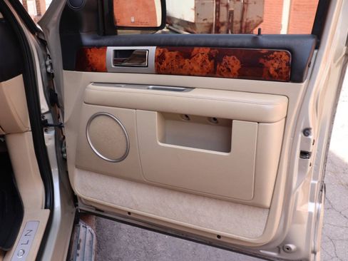 Used 2006 Lincoln Navigator Luxury RWD image 28