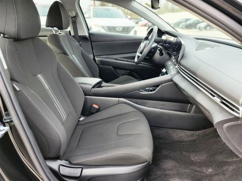 Used 2025 Hyundai Elantra SEL image 11