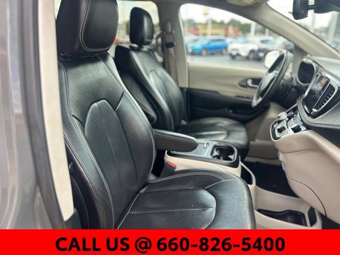 Used 2022 Chrysler Pacifica Touring-L FWD image 6