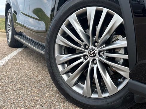 Used 2021 Toyota Highlander Platinum image 2