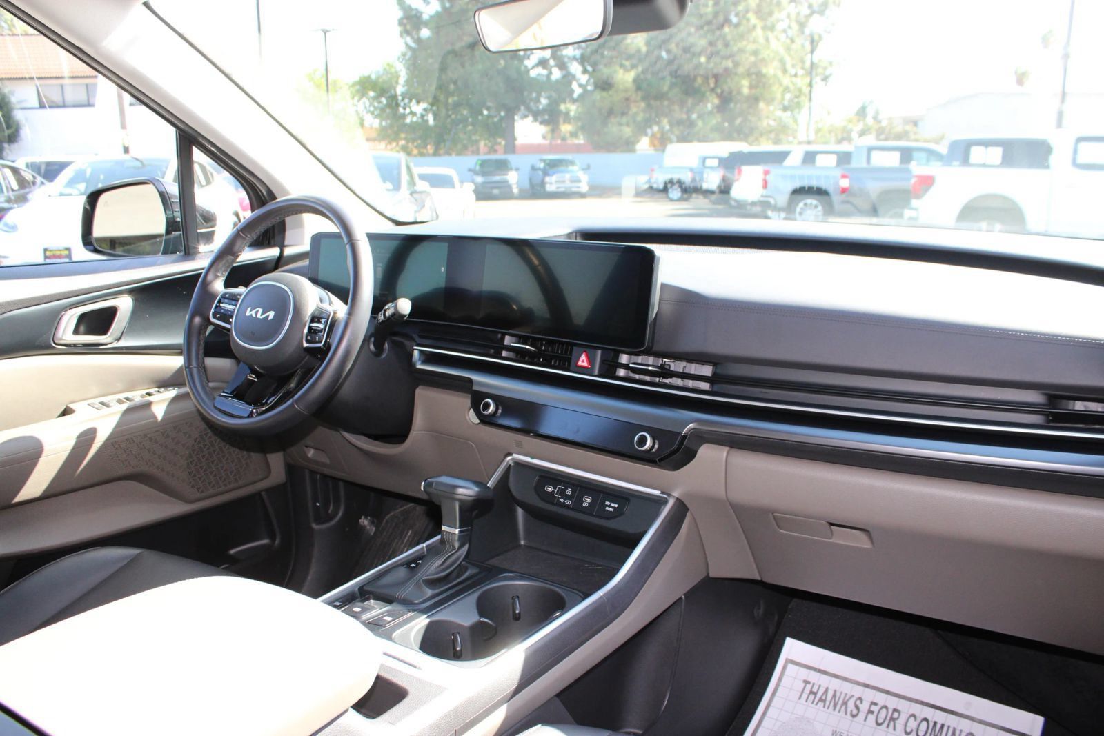 Used 2025 Kia Carnival FWD image 11