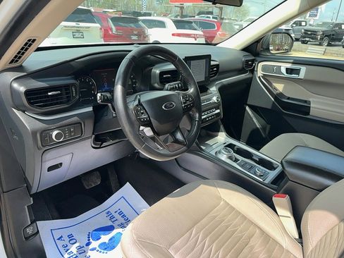 Used 2020 Ford Explorer XLT image 24