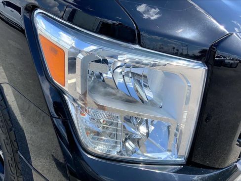 Used 2020 Nissan Titan SV w/ SV Convenience Package RWD image 28