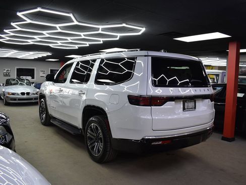 Used 2024 Jeep Wagoneer Series II w/ Flexible Seating Group image 12