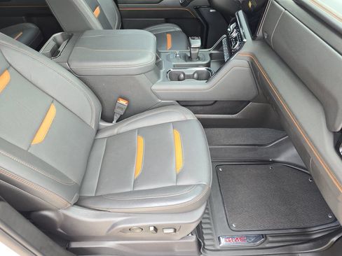 Used 2024 GMC Sierra 1500 AT4 w/ AT4 Premium Package AWD/4WD image 10