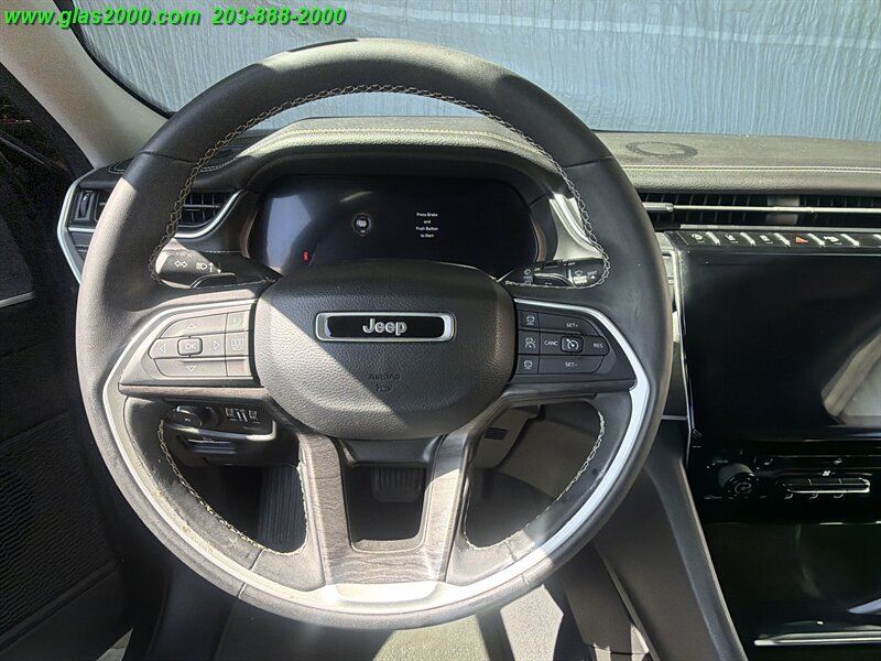 Used 2023 Jeep Grand Cherokee L Limited AWD/4WD image 4