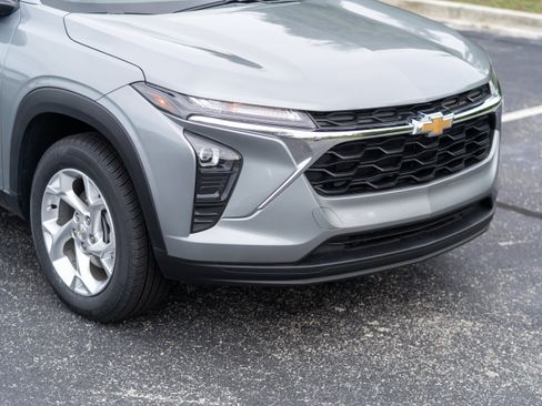 Used 2025 Chevrolet Trax LS w/ LS Convenience Package FWD image 41