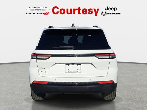 Used 2023 Jeep Grand Cherokee Altitude AWD/4WD image 5