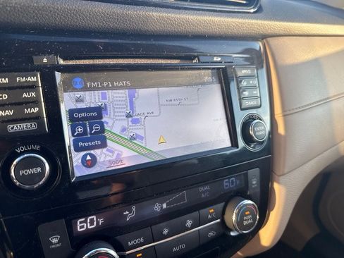 Used 2017 Nissan Rogue SV AWD/4WD image 11