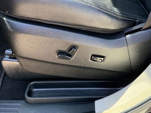 Used 2014 Chrysler Town & Country Touring FWD image 24