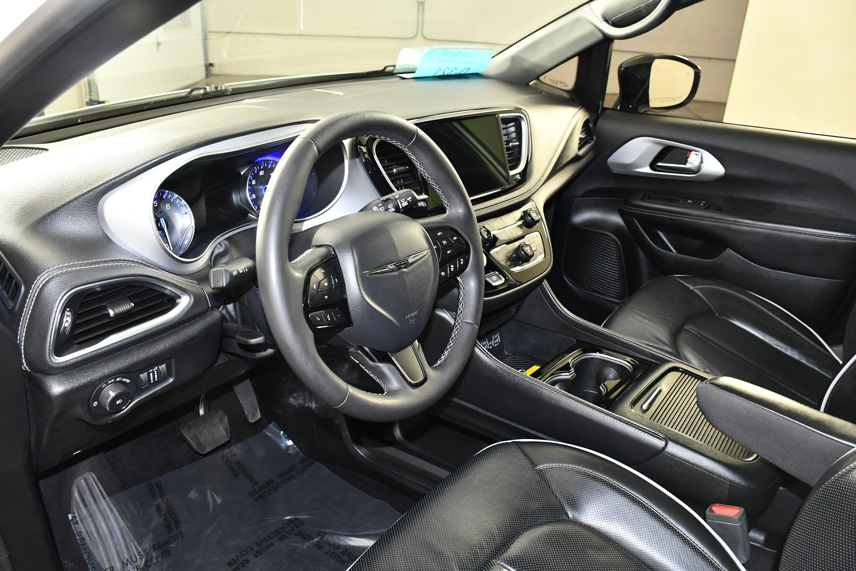 Used 2025 Chrysler Pacifica Limited FWD image 2