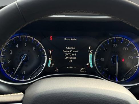 Used 2023 Chrysler Pacifica Touring-L FWD image 20