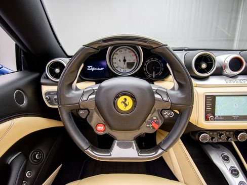 Used 2016 Ferrari California T RWD image 19