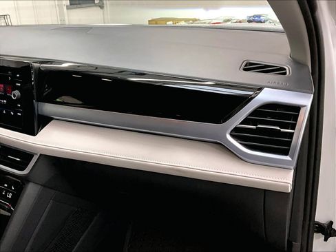Certified 2025 Volkswagen Taos SE AWD/4WD image 19