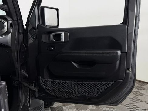Used 2019 Jeep Wrangler Unlimited Sahara w/ Dual Top Group AWD/4WD image 32