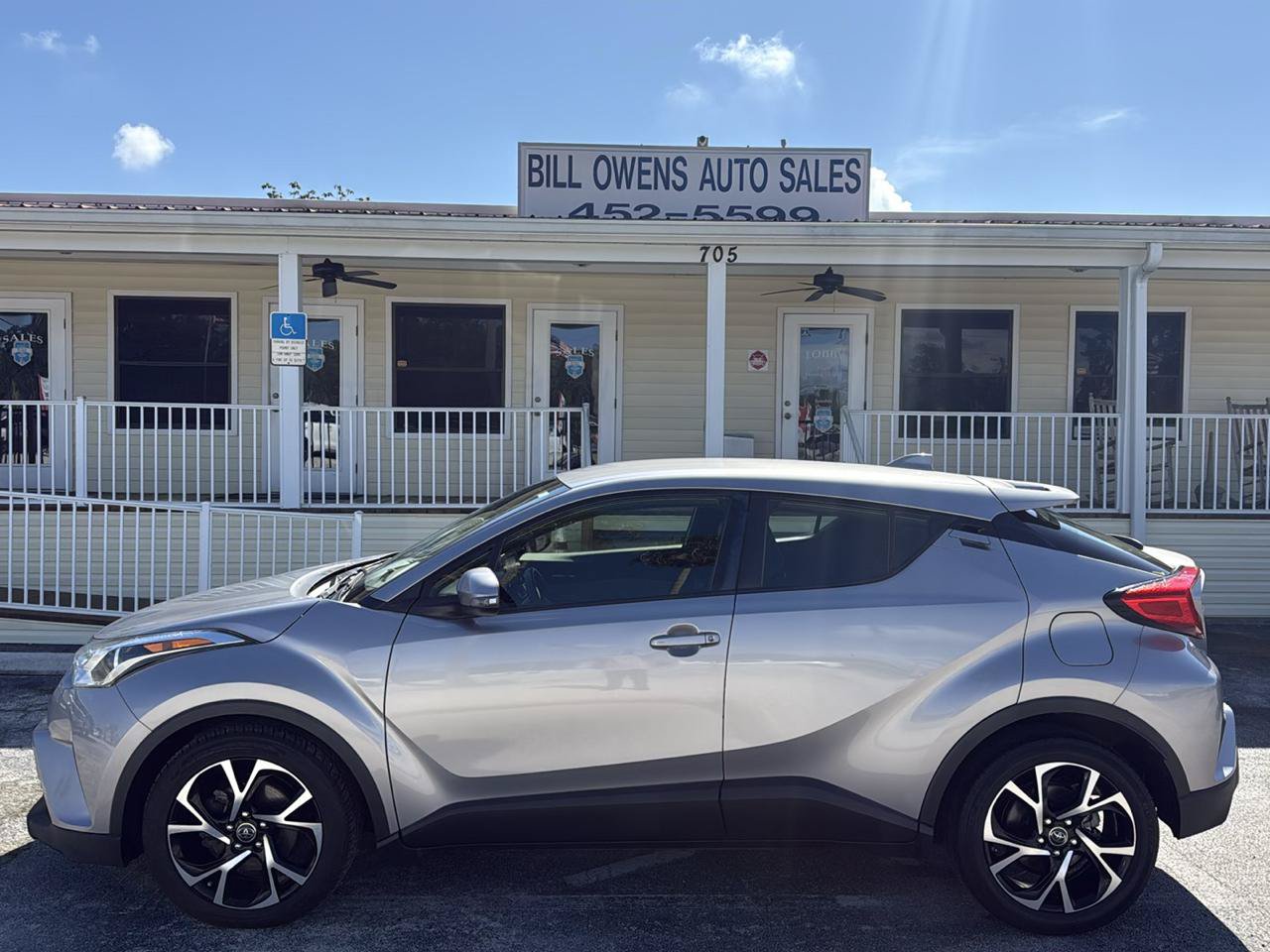 Used 2019 Toyota C-HR XLE FWD image 2