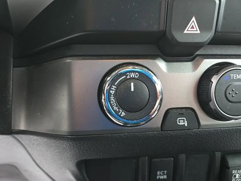 Used 2022 Toyota Tacoma SR5 AWD/4WD image 22