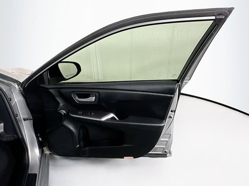 Used 2017 Toyota Camry LE image 29