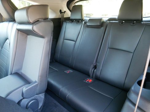 Used 2022 Toyota Highlander XLE AWD/4WD image 37